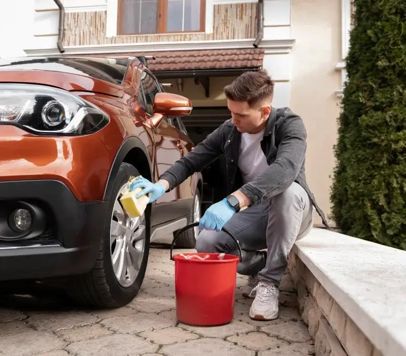 Lavage auto à domicile Orcenais : professionnel intervenant sur un véhicule